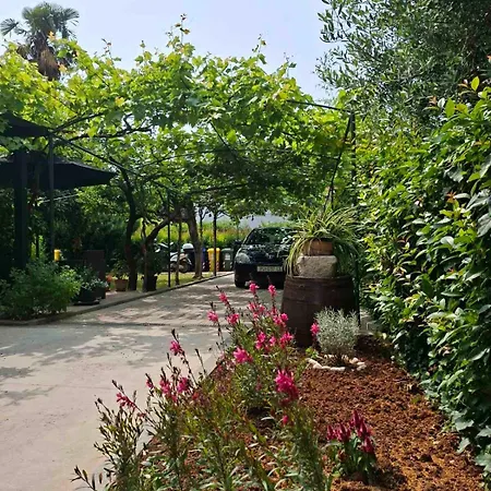 Enna Bedroom With Private Balcony בית הארחה רוביני