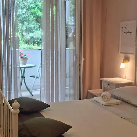 Enna Bedroom With Private Balcony 로비니
