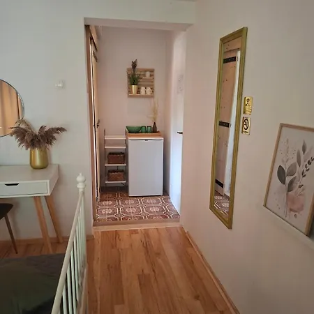 Enna Bedroom With Private Balcony 게스트하우스