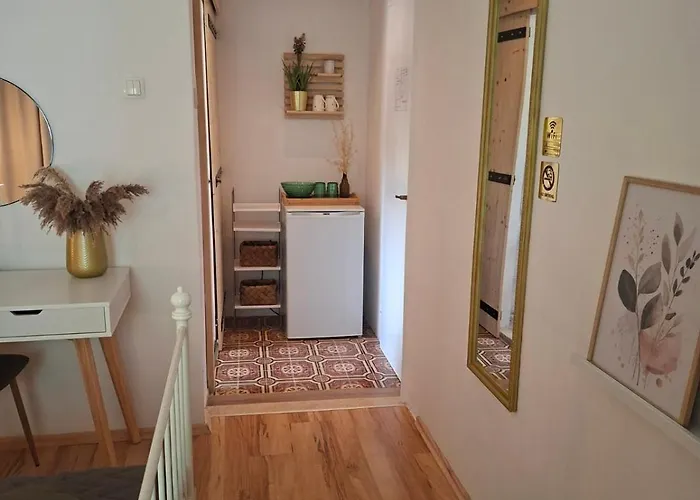 Enna Bedroom With Private Balcony بيت ضيافة